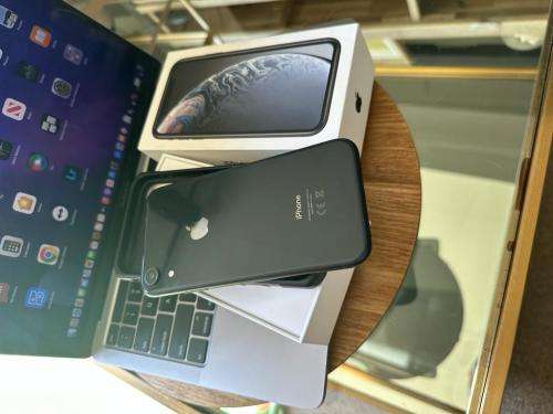 iPhone XR (64GB) * EXCELLENT CONDITION  + box and all accessories