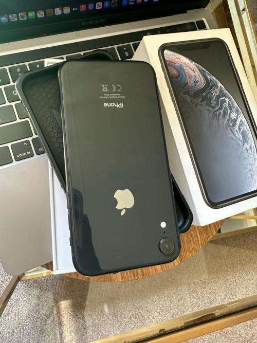 iPhone XR (64GB) * EXCELLENT CONDITION  + box and all accessories
