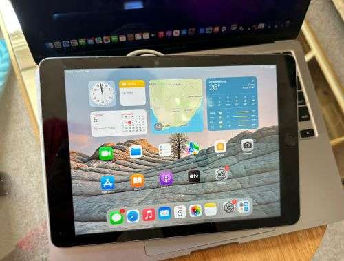 iPad 6th Generation (32GB) Wi-Fi Only * EXCELLENT PRE-OWNED CONDITION* + charger