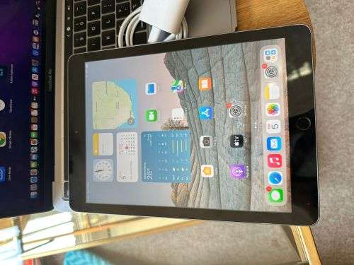 iPad 6th Generation (32GB) Wi-Fi Only * EXCELLENT PRE-OWNED CONDITION* + charger