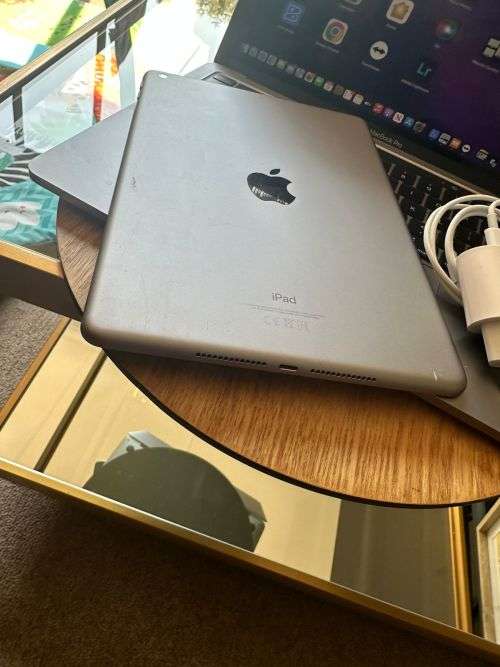 iPad 6th Generation (32GB) Wi-Fi Only * EXCELLENT PRE-OWNED CONDITION* + charger