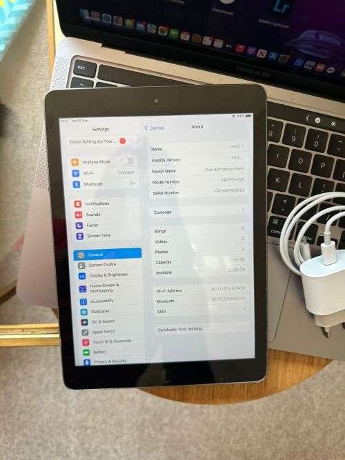 iPad 6th Generation (32GB) Wi-Fi Only * EXCELLENT PRE-OWNED CONDITION* + charger