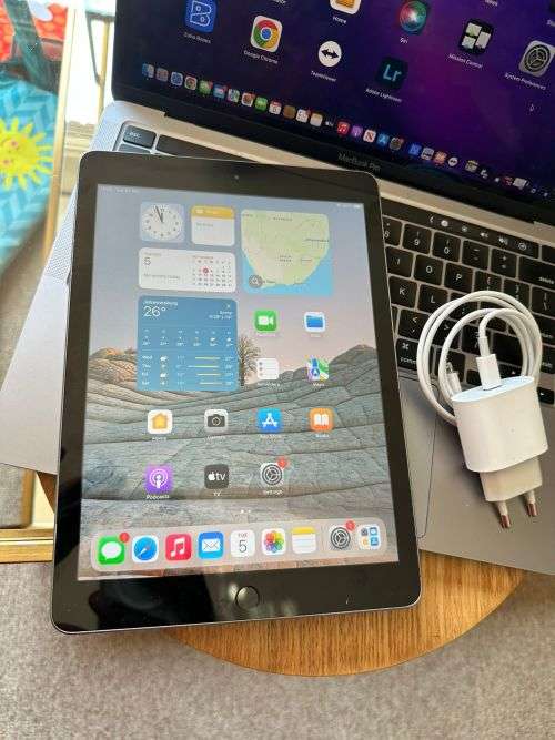 iPad 6th Generation (32GB) Wi-Fi Only * EXCELLENT PRE-OWNED CONDITION* + charger