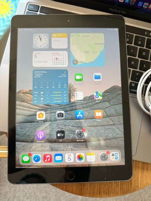 iPad 6th Generation (32GB) Wi-Fi Only * EXCELLENT PRE-OWNED CONDITION* + charger