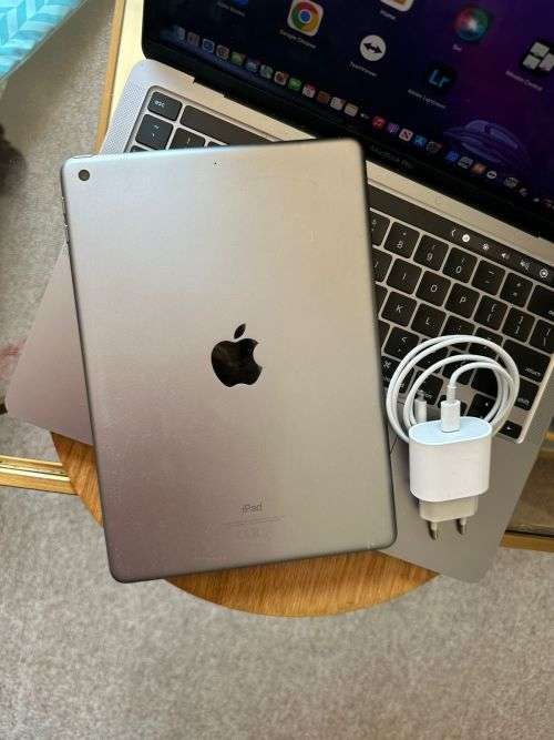 iPad 6th Generation (32GB) Wi-Fi Only * EXCELLENT PRE-OWNED CONDITION* + charger