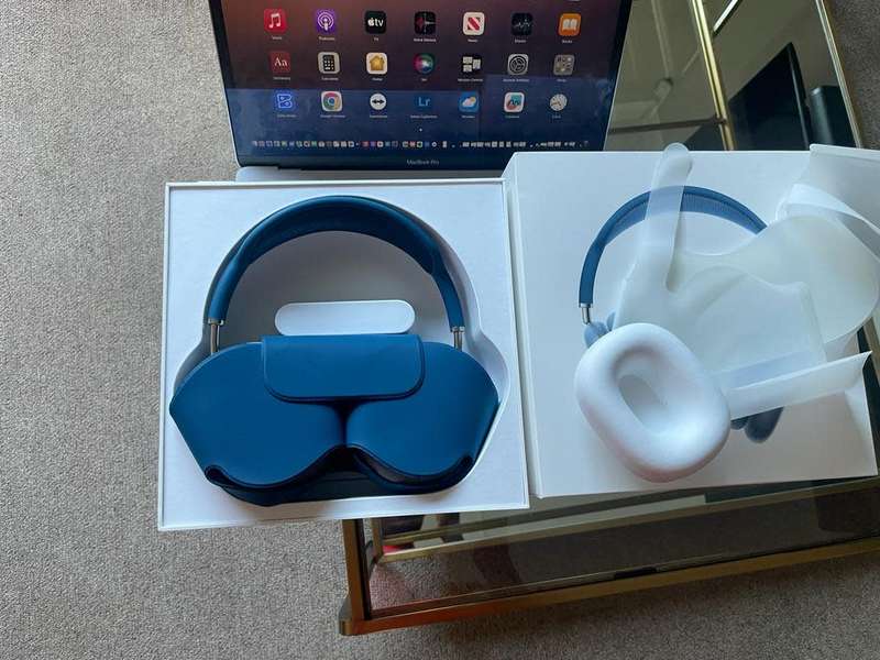 Apple AirPods Max (Sky Blue) + original packaging *Excellent as new condition*