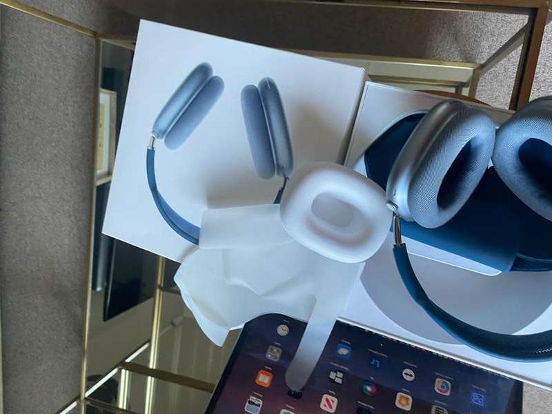 Apple AirPods Max (Sky Blue) + original packaging *Excellent as new condition*