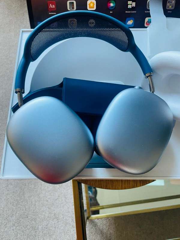 Apple AirPods Max (Sky Blue) + original packaging *Excellent as new condition*