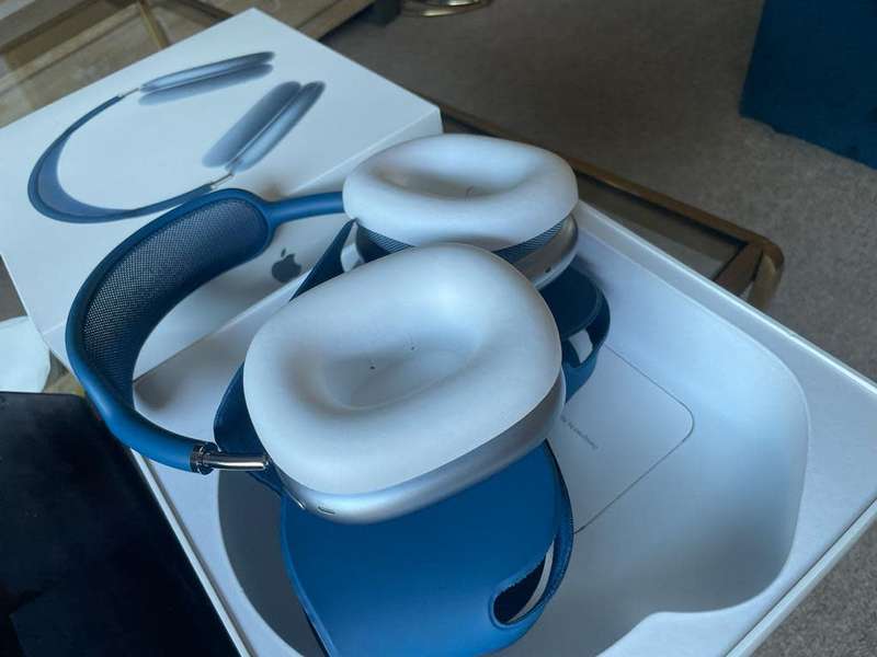 Apple AirPods Max (Sky Blue) + original packaging *Excellent as new condition*