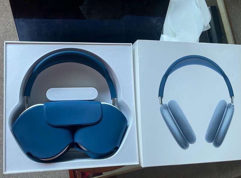 Apple AirPods Max (Sky Blue) + original packaging *Excellent as new condition*