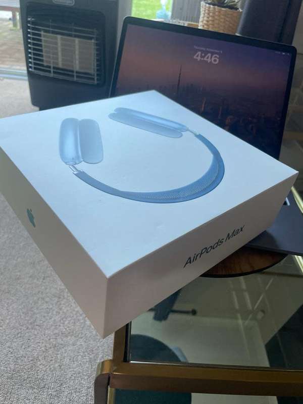 Apple AirPods Max (Sky Blue) + original packaging *Excellent as new condition*