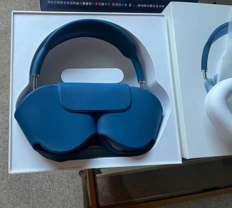 Apple AirPods Max (Sky Blue) + original packaging *Excellent as new condition*