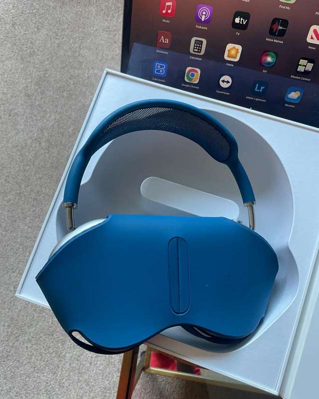 Apple AirPods Max (Sky Blue) + original packaging *Excellent as new condition*
