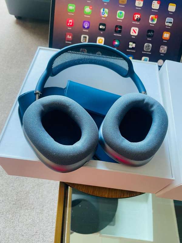 Apple AirPods Max (Sky Blue) + original packaging *Excellent as new condition*