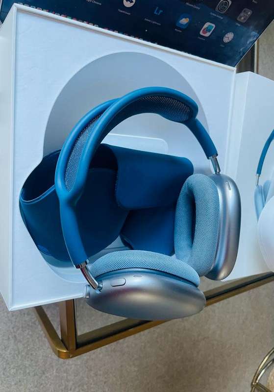 Apple AirPods Max (Sky Blue) + original packaging *Excellent as new condition*