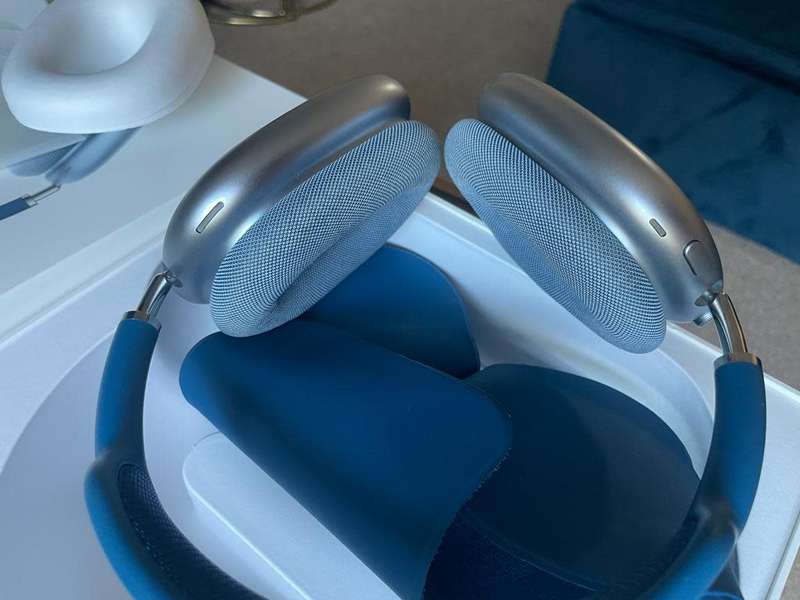 Apple AirPods Max (Sky Blue) + original packaging *Excellent as new condition*