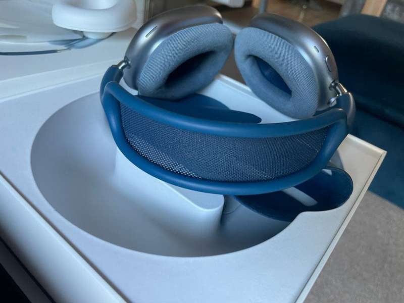 Apple AirPods Max (Sky Blue) + original packaging *Excellent as new condition*