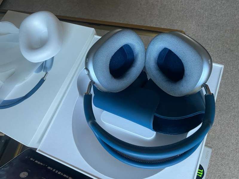 Apple AirPods Max (Sky Blue) + original packaging *Excellent as new condition*
