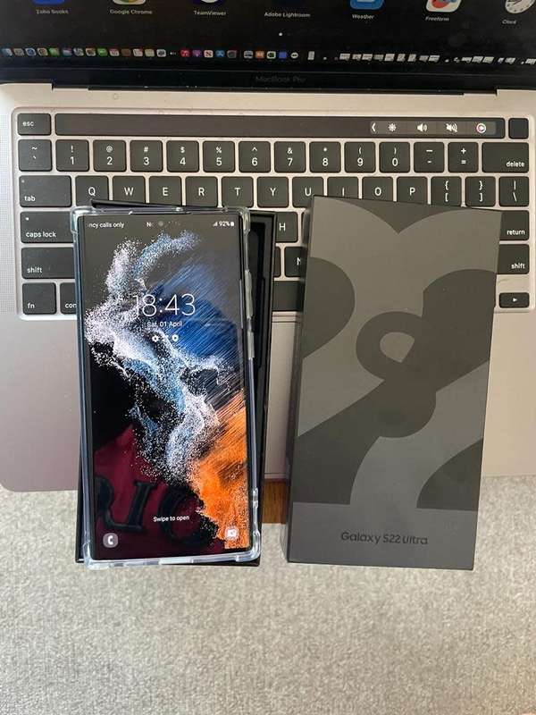 Samsung Galaxy S22 Ultra  12GB Ram (256GB)*EXCELLENT REFURBISHED UNIT *  + Box and extras