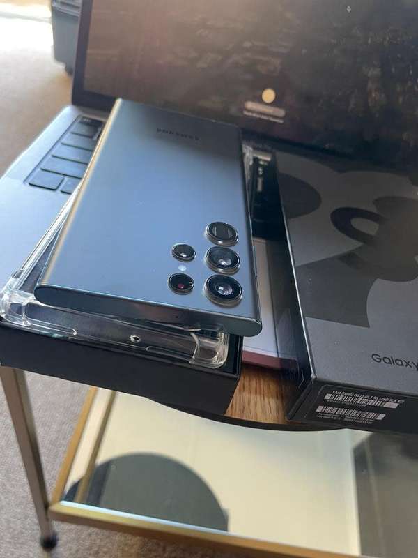 Samsung Galaxy S22 Ultra  12GB Ram (256GB)*EXCELLENT REFURBISHED UNIT *  + Box and extras