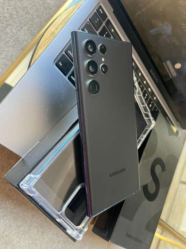 Samsung Galaxy S22 Ultra  12GB Ram (256GB)*EXCELLENT REFURBISHED UNIT *  + Box and extras