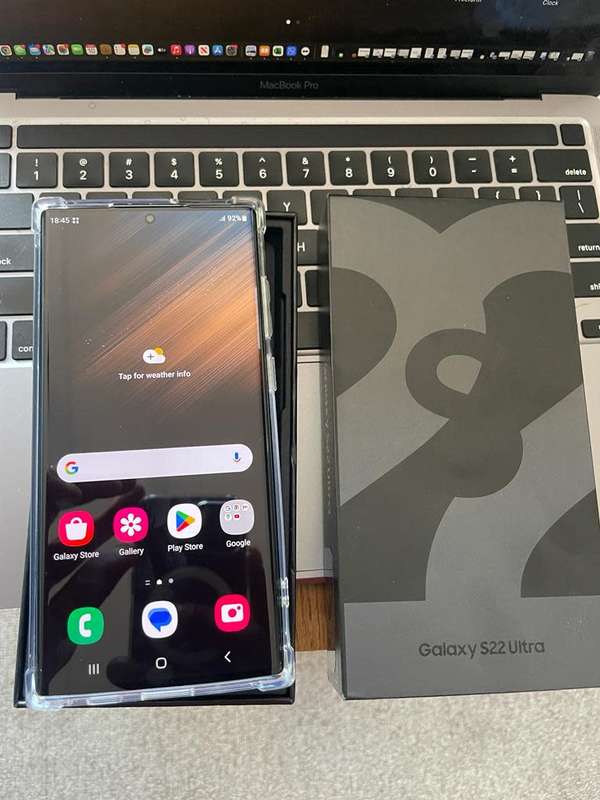 Samsung Galaxy S22 Ultra  12GB Ram (256GB)*EXCELLENT REFURBISHED UNIT *  + Box and extras