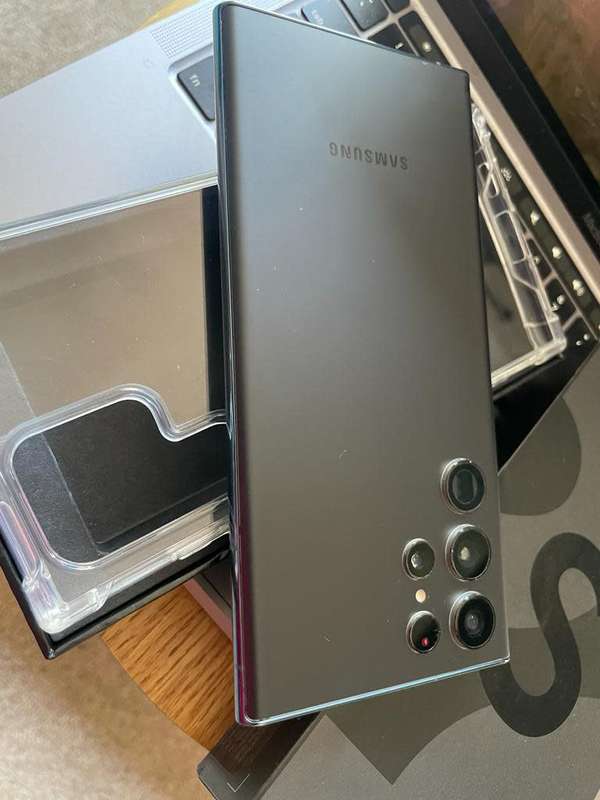 Samsung Galaxy S22 Ultra  12GB Ram (256GB)*EXCELLENT REFURBISHED UNIT *  + Box and extras