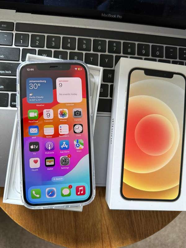 iPhone 12 , Silver (64GB)  Prestine Condition + box, charger and EXTRAS worth R499