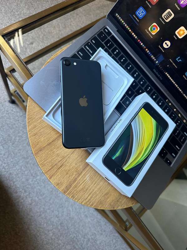 iPhone SE Model A2296 (128GB) Black in Excellent Condition + Box & Accessories