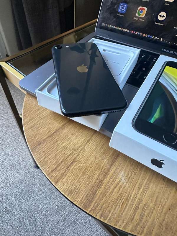 iPhone SE Model A2296 (128GB) Black in Excellent Condition + Box & Accessories