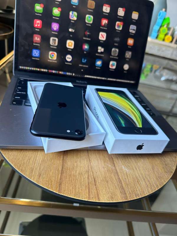 iPhone SE Model A2296 (128GB) Black in Excellent Condition + Box & Accessories