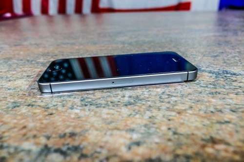 Apple iPhone SE Grey  32GB (Local Stock)