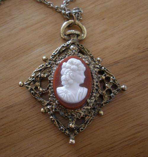 SALE! Exquisite vintage gold tone cameo pendant necklace
