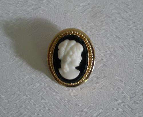 Beautiful vintage gold tone brooch/ necklace pendant black and white cameo