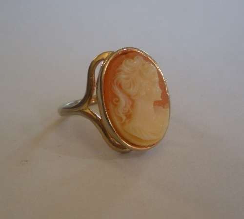 Gorgeous vintage gold tone cameo ring