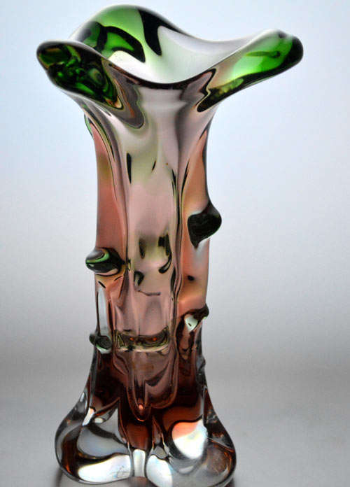 A MAGNIFICENT GREEN AND PEACH-COLOURED CZECH ART GLASS MSTISOV / MOSER VASE