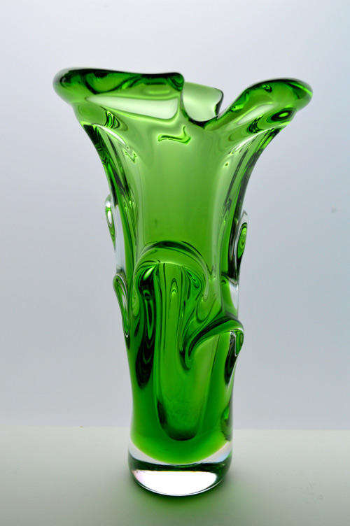 A DAZZLINGLY BEAUTIFUL EMERALD GREEN SKRDLOVICE VASE, DESIGNED BY JAN BERANEK (1933-)