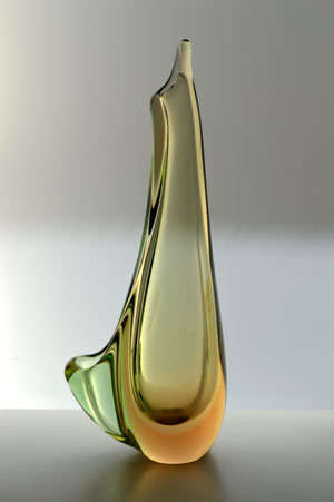 MAGNIFICENT & RARE MILENA VELISKOVA 'KANGAROO' CZECH ART GLASS VASE, DESIGNED FOR SKRDLOVICE IN 1955