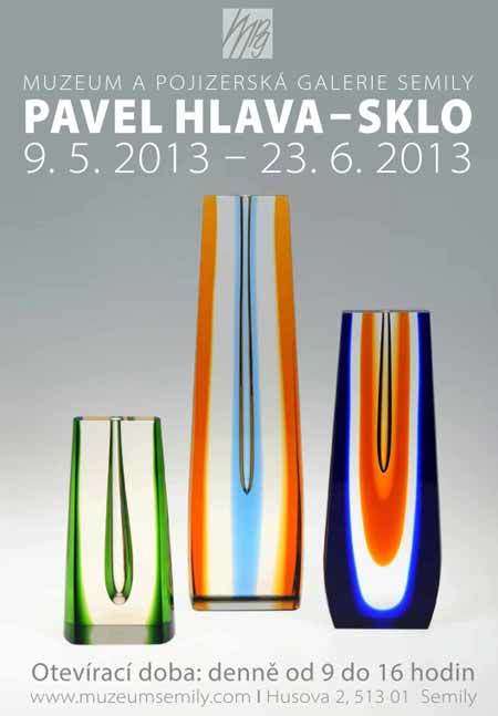 A NOVI BOR CZECH ART GLASS SCULPTURAL VASE, DESIGNED BY PAVEL HLAVA IN 1968