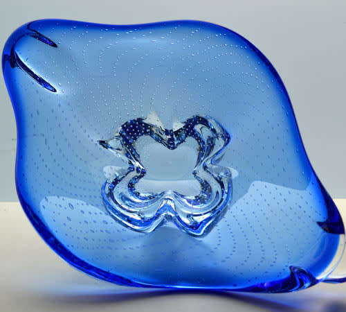 BLUE CZECH ART GLASS CHRIBSKA BOWL WITH BUBBLES DESIGNED BY PROF JOSEF HOSPODKA (ATTR) IN THE 1970s