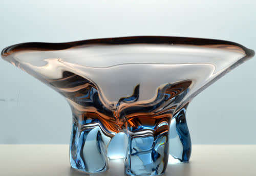 A MAGNIFICENT, MOST ELEGANT 1955 CZECH ART GLASS BOWL DESIGNED BY FRANTISEK ZEMEK FOR SKRDLOVICE