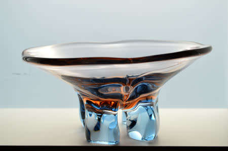 A MAGNIFICENT, MOST ELEGANT 1955 CZECH ART GLASS BOWL DESIGNED BY FRANTISEK ZEMEK FOR SKRDLOVICE
