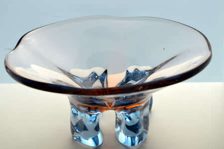 A MAGNIFICENT, MOST ELEGANT 1955 CZECH ART GLASS BOWL DESIGNED BY FRANTISEK ZEMEK FOR SKRDLOVICE