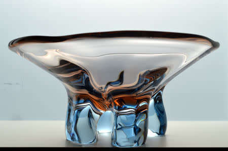 A MAGNIFICENT, MOST ELEGANT 1955 CZECH ART GLASS BOWL DESIGNED BY FRANTISEK ZEMEK FOR SKRDLOVICE