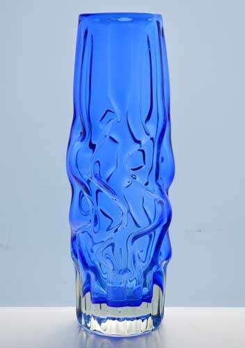 A NOVI BOR CZECH ART GLASS SCULPTURAL VASE, DESIGNED BY PAVEL HLAVA IN 1968