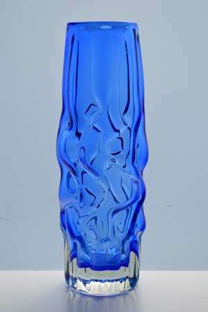A NOVI BOR CZECH ART GLASS SCULPTURAL VASE, DESIGNED BY PAVEL HLAVA IN 1968