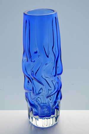 A NOVI BOR CZECH ART GLASS SCULPTURAL VASE, DESIGNED BY PAVEL HLAVA IN 1968