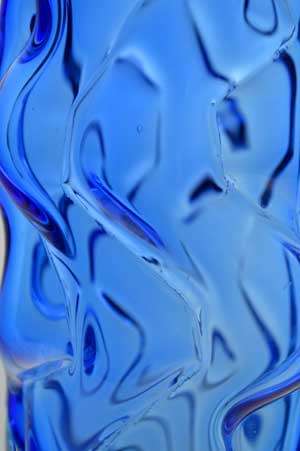 A NOVI BOR CZECH ART GLASS SCULPTURAL VASE, DESIGNED BY PAVEL HLAVA IN 1968