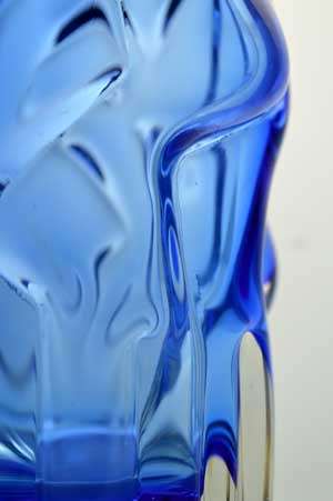 A NOVI BOR CZECH ART GLASS SCULPTURAL VASE, DESIGNED BY PAVEL HLAVA IN 1968