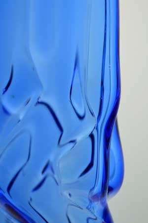 A NOVI BOR CZECH ART GLASS SCULPTURAL VASE, DESIGNED BY PAVEL HLAVA IN 1968